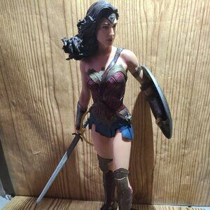 Wonder Woman DC Collectibles Hand Sculpted Figure (NEW)